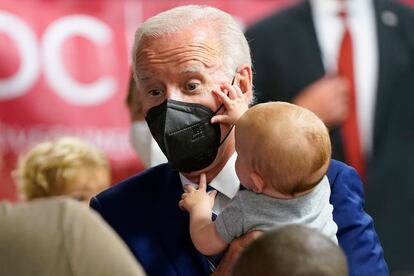 El presidente estadounidense, Joe Biden, sostenía este miércoles a un bebé durante su visita a una clínica de vacunación contra la covid en Washington. 