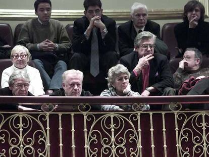 La actriz Pilar Bardem, en el centro, junto al actor Juan Echanove, en el Congreso de los Diputados en el año 2003.