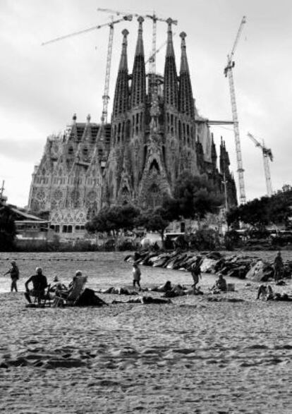 Banyistes al costat de la Sagrada Família.