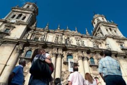 Turistas observan la fachada de la catedral de Jaén. EFE/Archivo