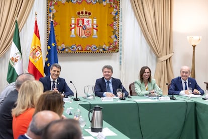 De izquierda a derecha: el delegado del Gobierno en Andalucía, Pedro Fernández; el secretario de Estado de Transportes y Movilidad Sostenible, José Antonio Santano; la consejera de Fomento, Articulación del Territorio y Vivienda, Rocío Díaz y el alcalde de Málaga, Francisco de la Torre, presiden la mesa de trabajo para tratar la movilidad de la Costa del Sol.
