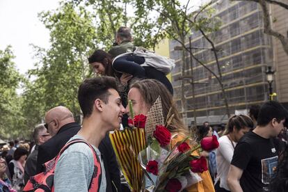 Una de les imatges més típiques de Sant Jordi és la dels enamorats.