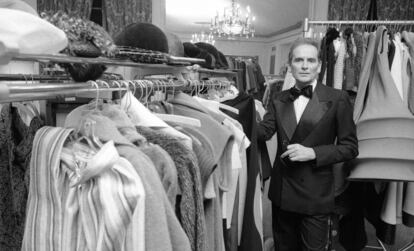 Pierre Cardin, con varios de sus diseños en el hotel Pierre de Nueva York, en 1975. Las tiendas 'low cost' del momento no existían, y la mayor parte de ellas no se podían permitir trajes de alta costura. De ahí su éxito, que explotó mediante licencias de paraguas, carteras, pañuelos e infinidad de objetos.