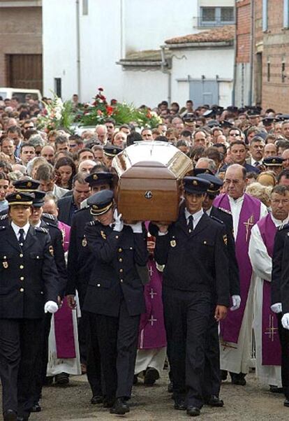 Unas 2.000 personas despiden en Toral de los Guzmanes (León) a Aurora Rodríguez, una de las dos asesinadas.