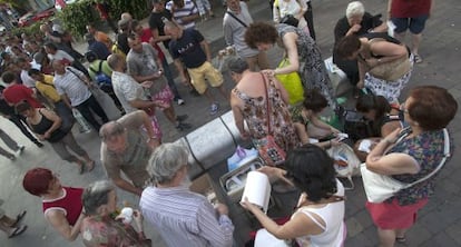 Los voluntarios repartiendo comida entre los más necesitados.