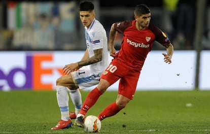 Banega recorta a Correa en el Lazio-Sevilla.