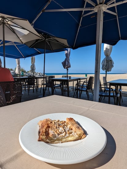 A pie de playa: la coca de Llavaneres del restaurante Can Jaume