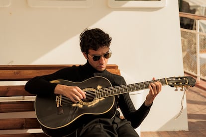 Alex Wolff como Leonard Cohen, en la serie 'So Long, Marianne'.