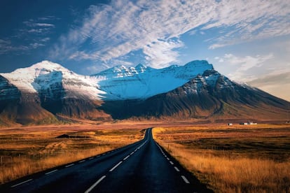 La Ruta 1,' Ring Road' o carretera circular de Islandia lleva al viajero desde las atracciones turísticas más populares, léase las cascadas de Seljalandsfoss, Skógafoss o Gullffoss, los acantilados de Dyrhólaey, fiordos, glaciares, el gran lago glaciar de Jökulsárlón o el Parque Nacional Thingvellir, hasta las zonas más inhabitadas y menos conocidas del país. Algo que no tiene demasiado mérito ya que esta carretera de 1.332 kilómetros con salida y llegada en Reikiavik rodea la isla tocando cais todas sus coordenadas. Asfaltada en su mayor parte, corre más o menos cerca de la costa.