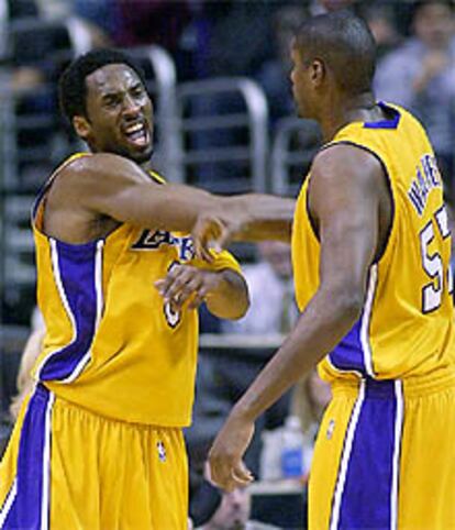 Kobe Bryant celebra una canasta con su compañero Samaki Walker.