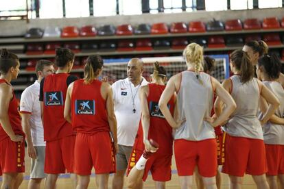 El entrenador de la selección española de baloncesto femenino, Lucas Mondelo.