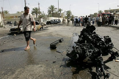 Lugar donde ha explotado un coche bomba, cerca de la sede del Diálogo Nacional Iraquí para Arabes Suníes en Bagdad.