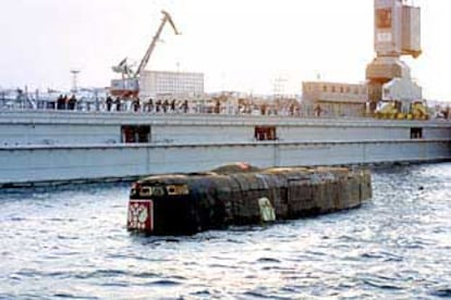 La torre del <i>Kursk</i> emerge a la superficie junto a la gigantesca plataforma que le ha transportado desde alta mar.