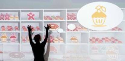Una mujer se mueve el pasado lunes por una habitación virtual en la mayor Feria de Informática, CeBIT, en Hannover (Alemania).