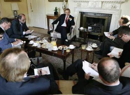 El primer ministro británico, Tony Blair (centro), durante la entrevista con periodistas europeos en Londres.