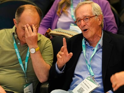 El concejal de Junts en Barcelona, Xavier Trias (d), junto al secretario general del partido, Jordi Turull, este domingo en el Consejo Nacional del partido en Barcelona.