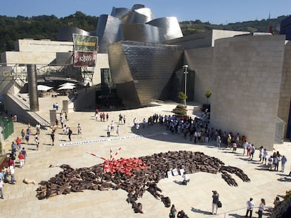 La protesta antitaurina, ayer por la mañana a las puertas del Guggenheim.