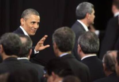 El presidente de EE.UU., Barack Obama (i), se despide después de participar en un foro empresarial en San José (Costa Rica).