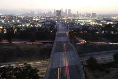 El puente Sixth Street sin tráfico tras el toque de queda en el centro de Los Ángeles, este martes.