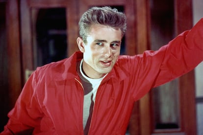 James Dean en el rodaje de ‘Rebelde sin causa’, en 1955 con una Harrington roja.