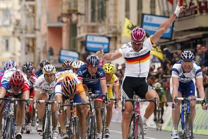 Óscar Freire se aprovecha de un error de Zabel y celebra su primera Milán-San Remo, en 2004.