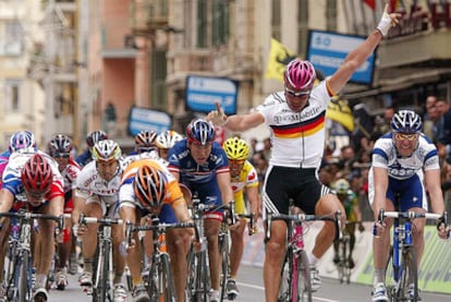 Óscar Freire se aprovecha de un error de Zabel y celebra su primera Milán-San Remo, en 2004.