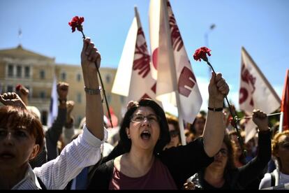 Os membros do sindicato comunista PAME manifestam-se às portas do Parlamento para celebrar o Dia 1º de Maio, nesta quarta-feira, em Atenas (Grécia).