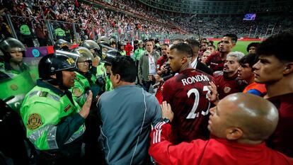 Policías peruanos encaran a jugadores y técnicos de la plantilla venezolana, durante el partido del pasado 21 de noviembre, en Lima (Perú).