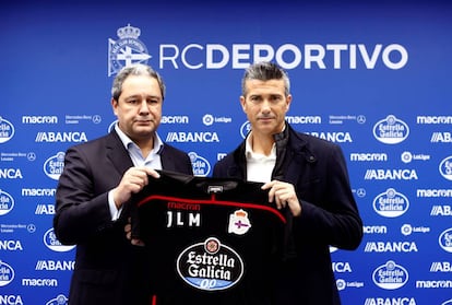 Tino Fernández, a la izquierda, en la presentación de José Luis Martí como nuevo entrenador