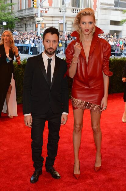 Anthony Vaccarello con Anja Rubik