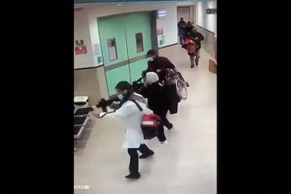 Imagen del sistema de cámaras CCTV del hospital de Ibn Sina, en Jenín (Cisjordania), donde unos soldados israelíes se infiltraron este martes para asesinar a tres palestinos por sus supuestos vínculos con Hamás.