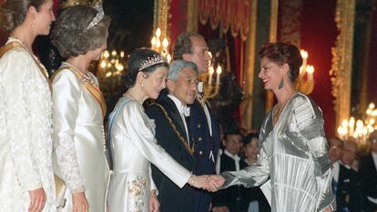 Carmen Alborch, entonces ministra de Cultura, saluda a la emperatriz Michiko en presencia del emperador del Japón Akihito, Juan Carlos I, la reina Sofía y la infanta Elena, el 10 de octubre de 1994. La política llevaba un diseño de Issey Miyake.
