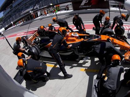 Parada en boxes de Alonso durante los entrenamientos de Sochi.