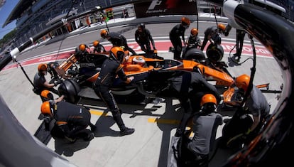 Parada en boxes de Alonso durante los entrenamientos de Sochi.