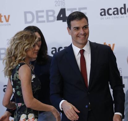 El puño de la camisa sobresale un par de centímetros bajo la manga de la chaqueta. En la imagen, Pedro Sanchez junto a su mujer, Begoña Gómez, antes de empezar el debate que protagonizaron los cuatro candidatos a presidente del Gobierno (Rajoy, Rivera, Iglesias y el propio Sánchez) en 2016.