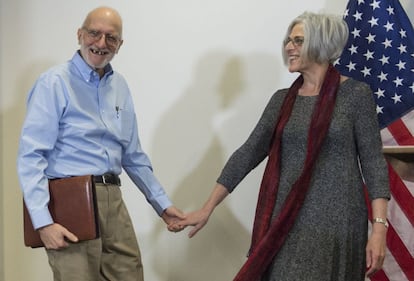 Alan Gross, junto a su esposa Judy, llega a la rueda de prensa tras su liberación.