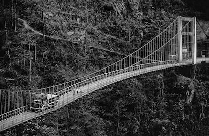 Un camión cruza un puente colgante en una de las carreteras rurales del estado de Sikkim, cerca de la cordillera del Himalaya.