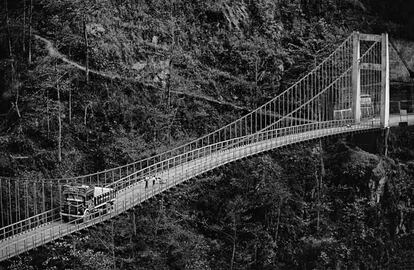 Un camión cruza un puente colgante en una de las carreteras rurales del estado de Sikkim, cerca de la cordillera del Himalaya.