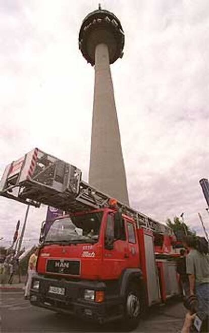 Un camión de bomberos, el miércoles, en Torrespaña.