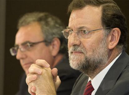 Rajoy (en primer plano) y Sanz, tras una reunión en septiembre.