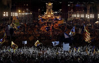 Vista general de los asistentes al acto unitario del independentismo a dos días del 1-O, en Montjuic.