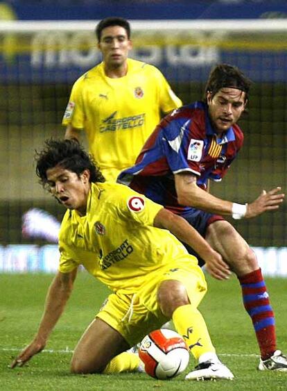 Matías pelea por el balón con el levantinista Miguel Ángel.