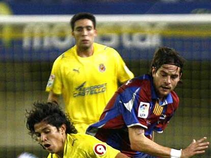 Matías pelea por el balón con el levantinista Miguel Ángel.