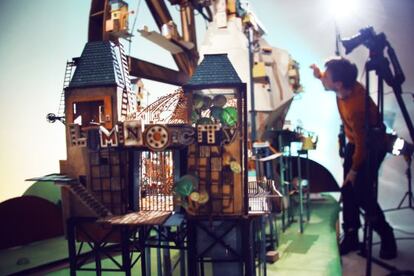 Luke Whittaker, ante la ciudad del videojuego 'Lumino City'.