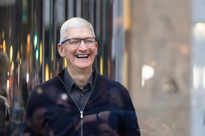 El consejero delegado de Apple, Tim Cook, durante el lanzamiento de las gafas Vision Pro en una Apple Store de Nueva York, en febrero pasado.