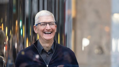 El consejero delegado de Apple, Tim Cook, durante el lanzamiento de las gafas Vision Pro en una Apple Store de Nueva York, en febrero pasado.