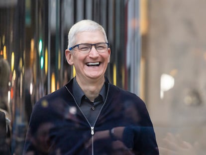El consejero delegado de Apple, Tim Cook, durante el lanzamiento de las gafas Vision Pro en una Apple Store de Nueva York, en febrero pasado.
