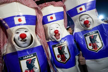 Aficionados de Qatar en las inmediaciones del estadio  Khalifa International donde la selección japonesa se ha enfrentado a España. 