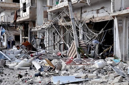Uma casa da cidade de Homs apresenta graves estragos  depois de um bombardeio.