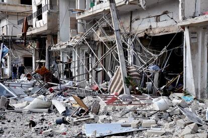 Uma casa da cidade de Homs apresenta graves estragos  depois de um bombardeio.